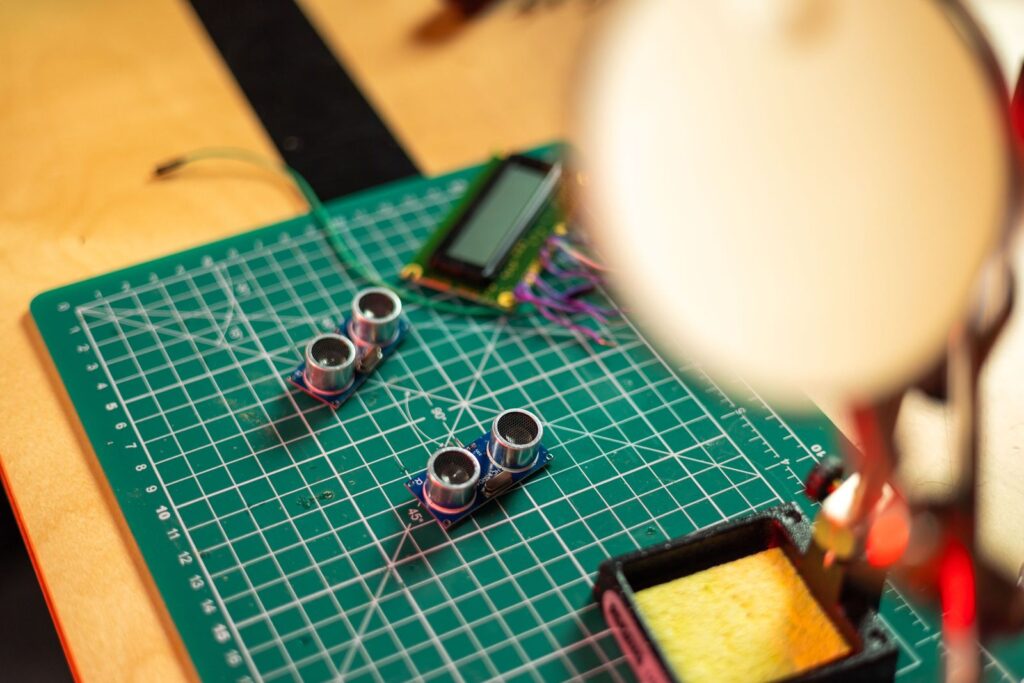 Établi d'électronique avec capteurs à ultrasons, écran LCD et fer à souder