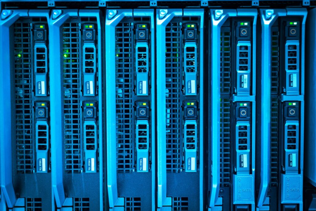 Baies de serveurs éclairées en bleu dans un centre de données