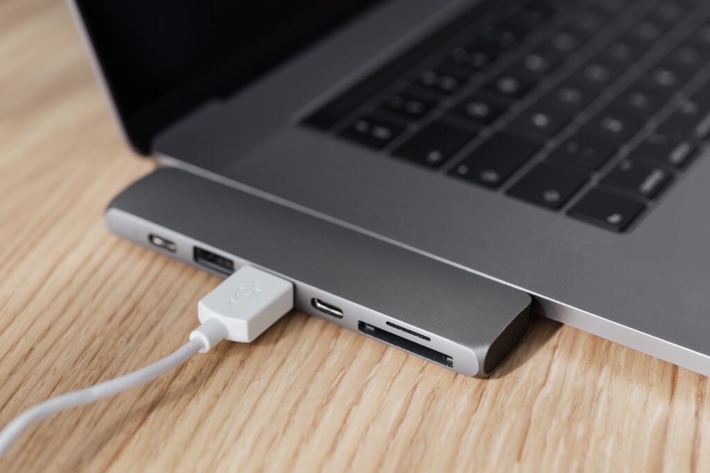 Ordinateur portable relié à un adaptateur USB par un câble