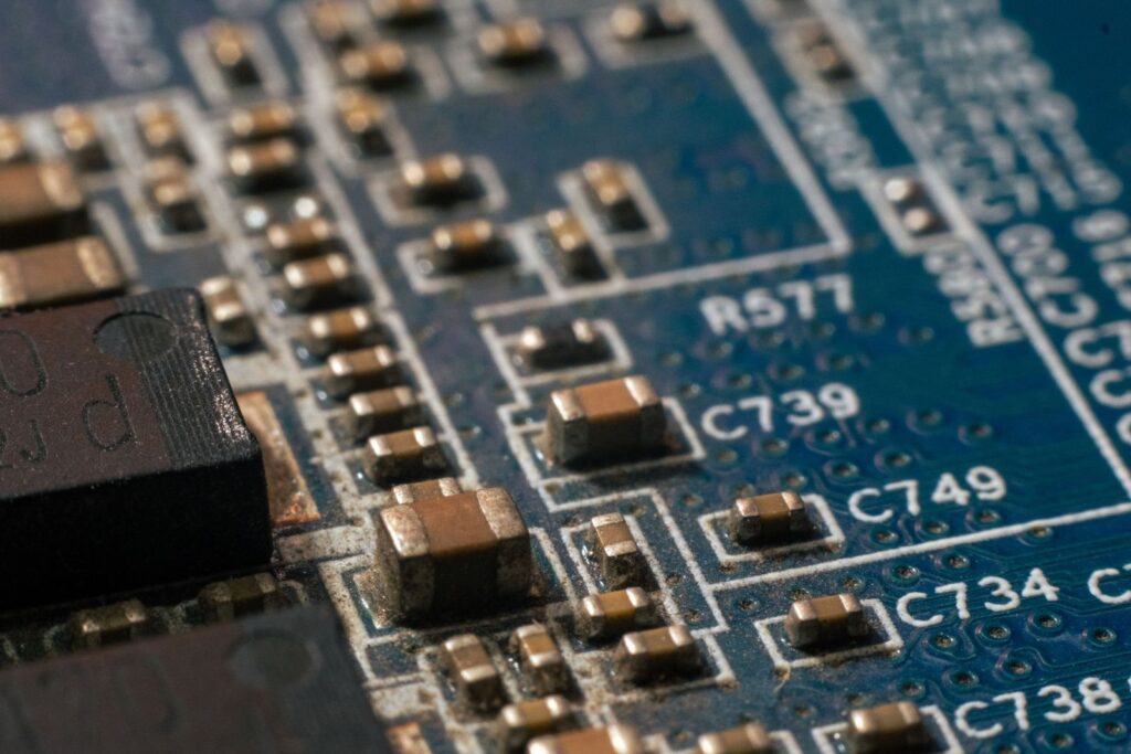 Gros plan macro sur une carte électronique avec ses composants et ses pistes conductrices